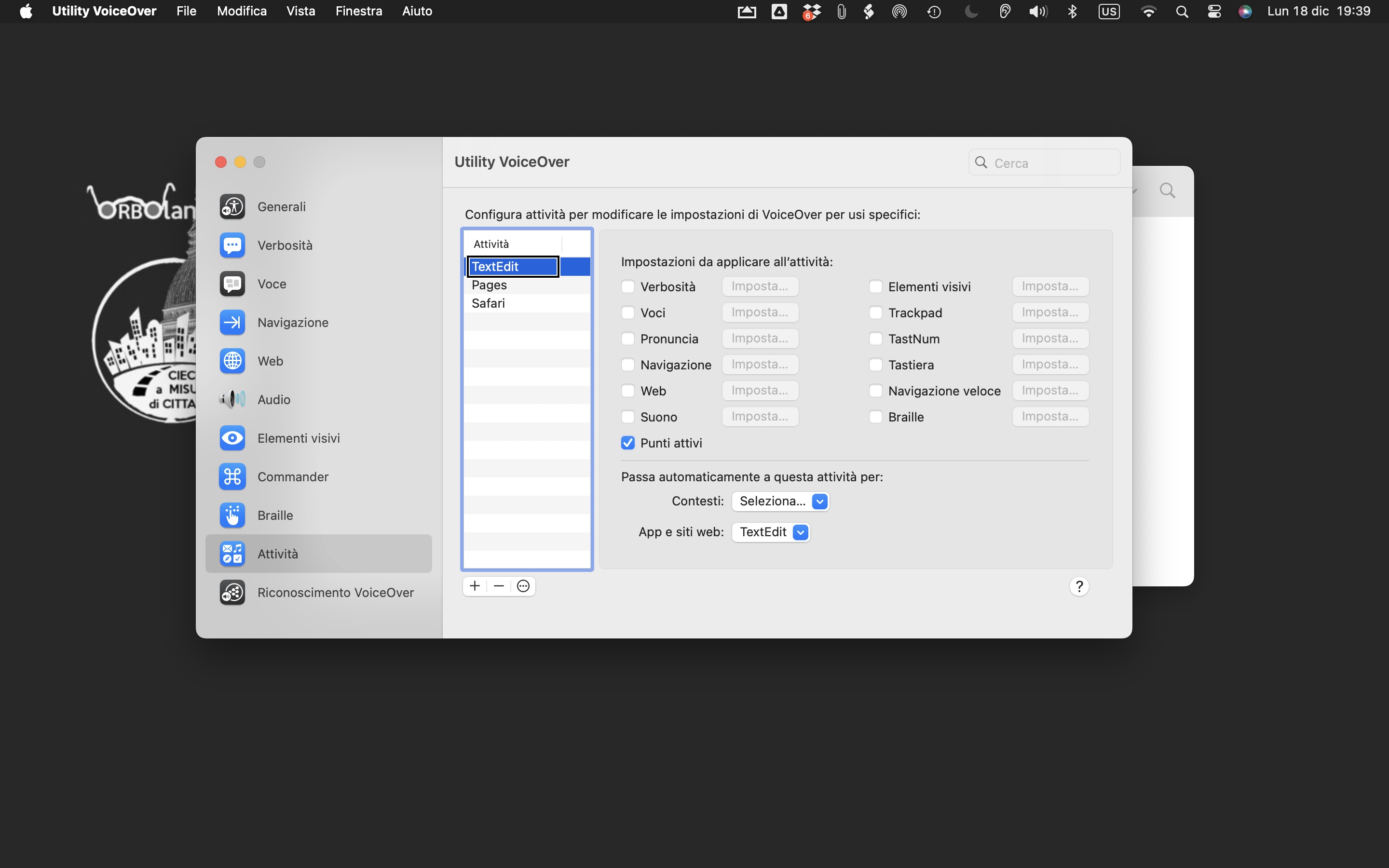 L'immagine mostra la schermata del desktop di un Mac con, in primo piano, la finestra dell'applicazione  Utility VoiceOver. È selezionata La categoria Attività