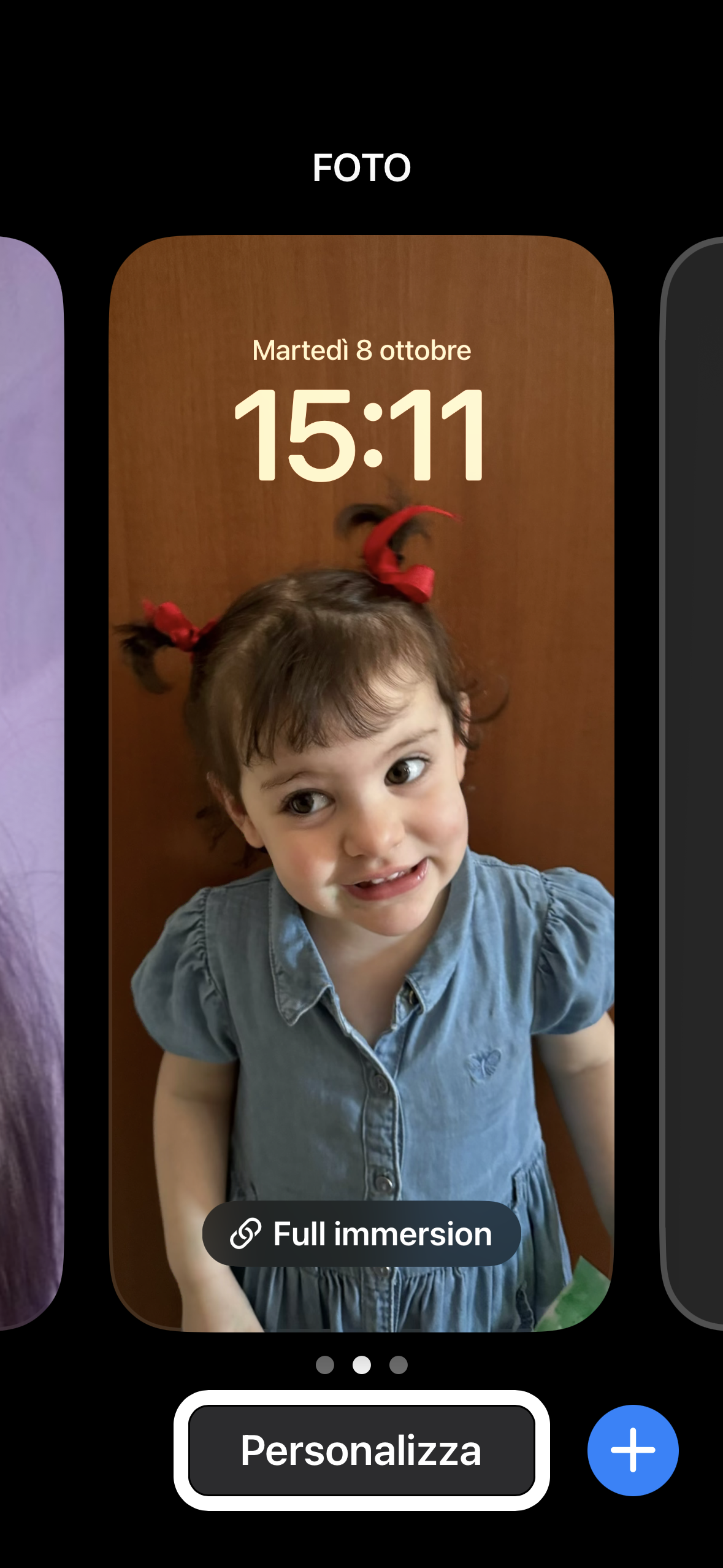 nell’immagine uno screenshot del blocco schermo di un iPhone con un’immagine di una bambina, ma il focus posizionato sulla parola personalizza, utile a modificare tutta la pagina comprese le applicazioni di default: torcia e fotocamera